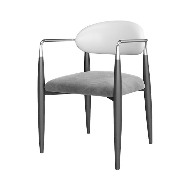 Silla de comedor tapizada contemporánea con respaldo abierto y acabado mate