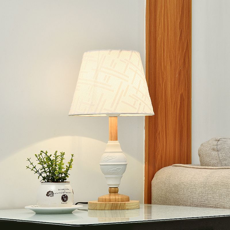 Livrer la table de chevet de salon modernisme modernisme lampe de table blanche avec une teinte en tissu de baril