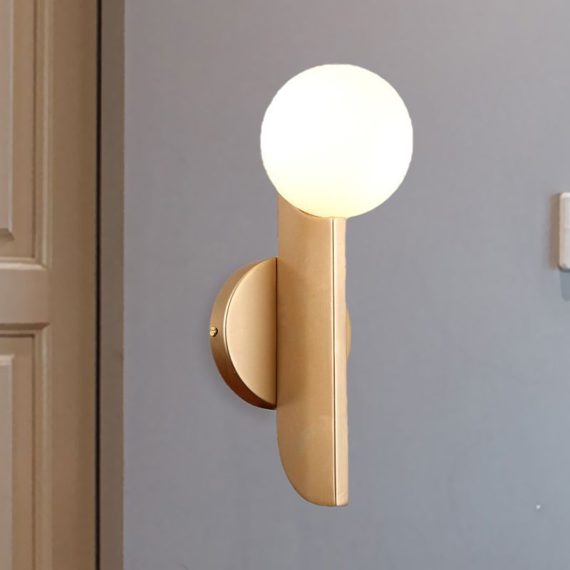 1 luce moderna per finitura in oro moderna a parete d'angolo leggero con sfera di vetro lattiginoso