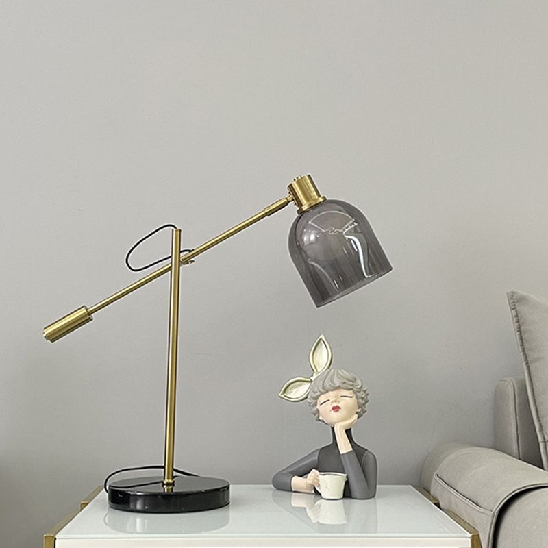 Lampada da lettura postmoderna con braccio bilanciato in vetro grigio fumo, lampada da tavolo da soggiorno a 1 testa in nero-oro