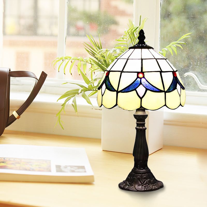 Lampe de table à floral avec dôme en verre taché de vitrail rustique éclairage en beige pour la lecture