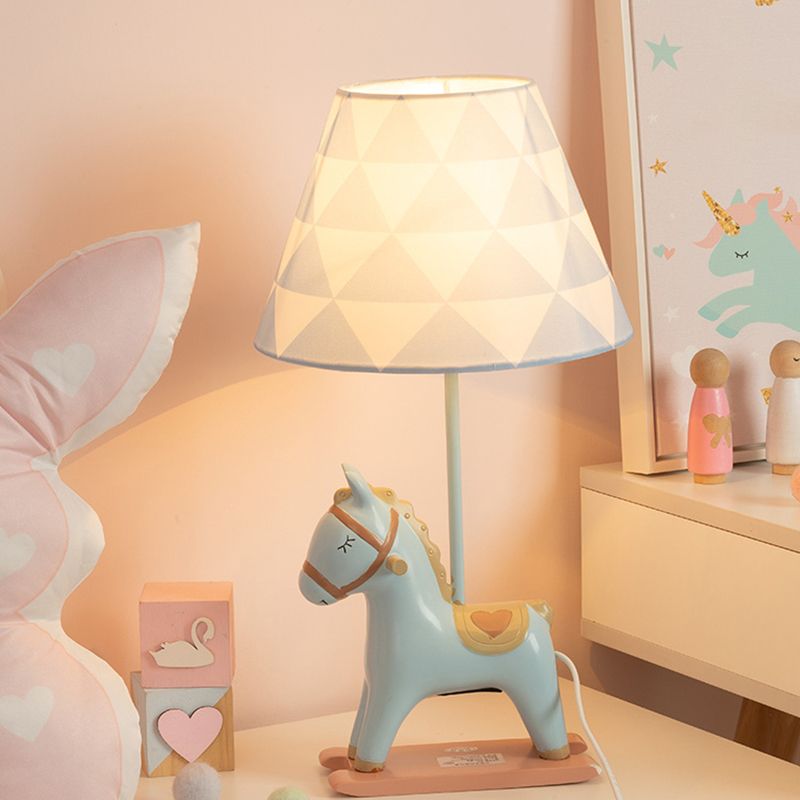 Lampada da comodino per bambini in stile cavallo in resina, lampada da tavolo per camera da letto a lampadina singola con paralume in tessuto affusolato