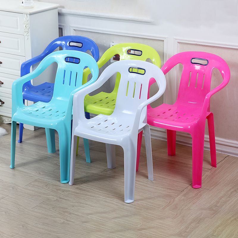 El plástico moderno que cena el brazo preside los sillones apilables caseros del listón que cenan