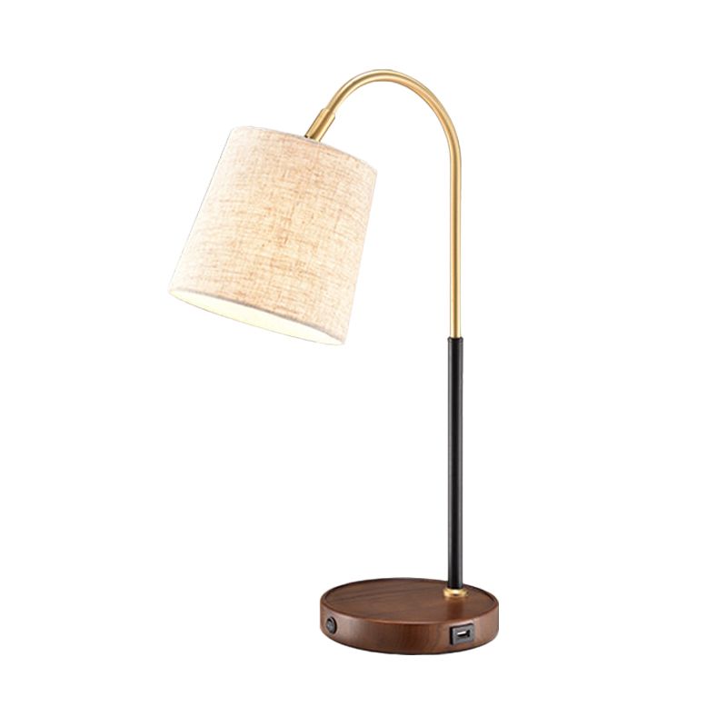 Tissu Barrel Desk Light moderne 1 ampoule rouge brun rouge / beige lampe de table de nuit beige avec bras en métal courbé