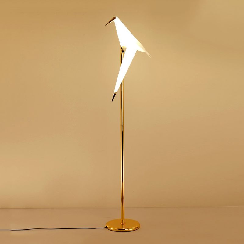Lámpara de plástico plegada con forma de pájaro lámpara de pie de acabado de oro LED contemporáneo en luz cálida/blanca