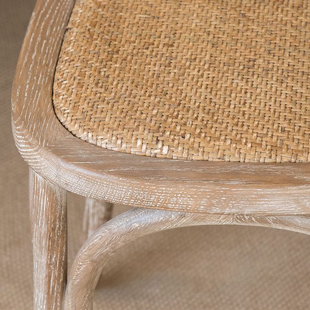 La salle à manger traditionnelle en bois massif préside les chaises à dossier à lamelles de finition mate