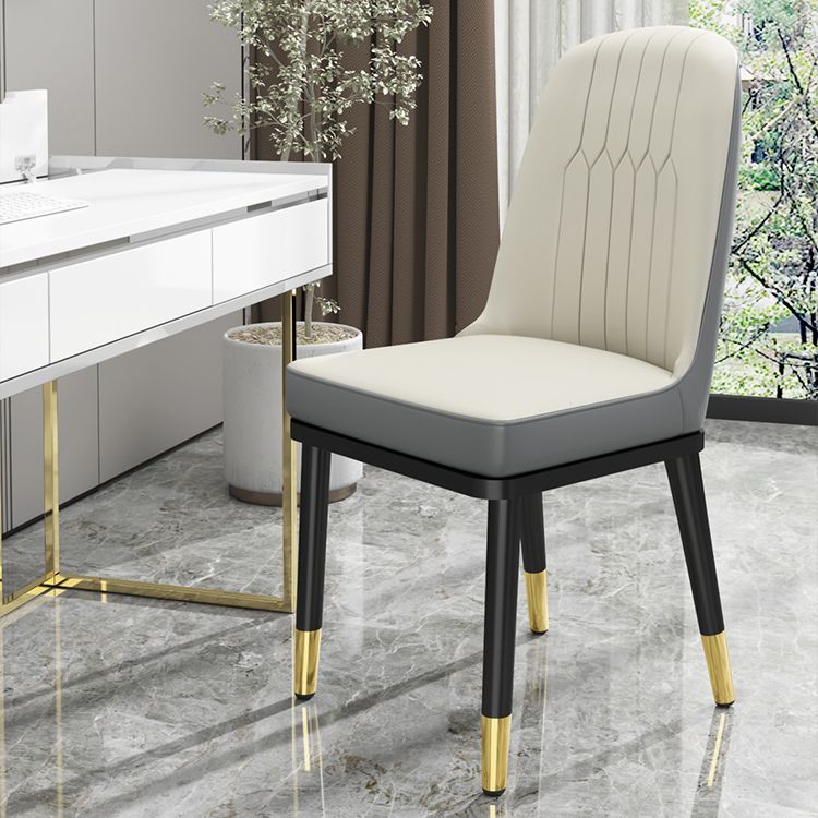 Chaises de salle à manger en métal de style scandinave.