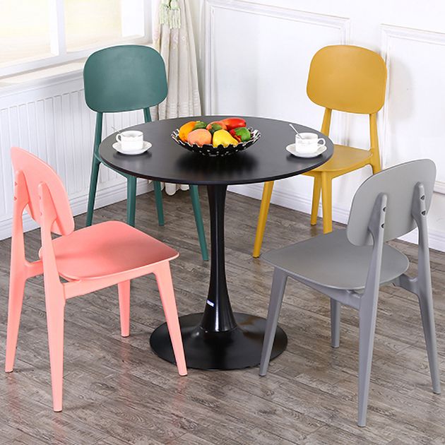 Open rug Armloze eetkamerstoelen Scandinavische plastic eetkamerstoel (set van 4)