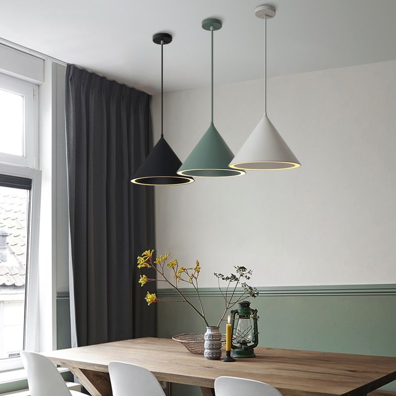 Forme de cône en métal Lumières suspendues modernes 1 Light Hanging Mount Fixture pour le restaurant