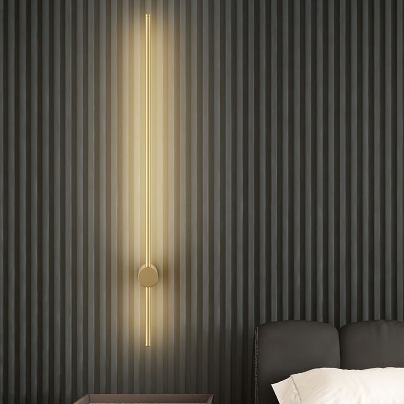 Éclairage mural de forme linéaire en métal