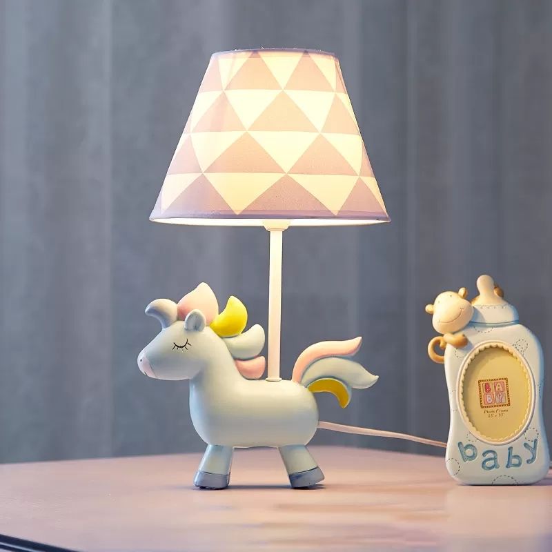 Luz de escritorio cónico lámpara de mesa de luz moderna elegante 1 con unicornio azul y triángulo/rayas/patrón de estrella para el lado de la cama del niño