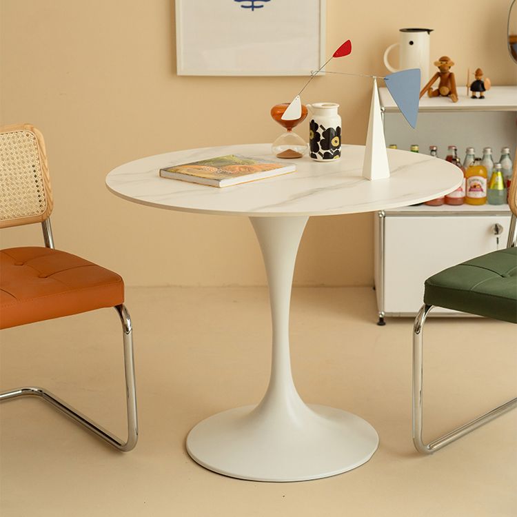 Eigentijdse eettafel van gesinterd steen met ronde vorm, keukeneettafel met tulponderstel