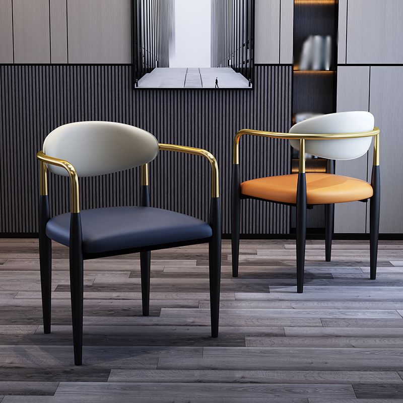 Scandinavische stijl Open Back Eetstoel Zwarte afwerking Blackafwerking Metalen Gekoppelde zijstoel voor thuisgebruik