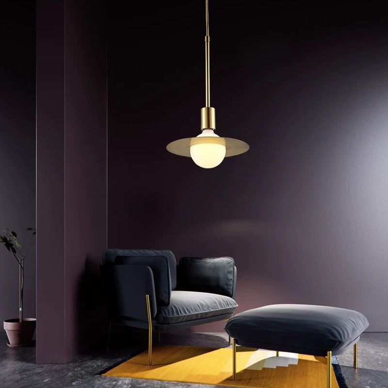 Lámpara colgante de órbita posmoderna vidrio blanco 1 cabezal kit de luz colgante con sombra de metal de disco dorado