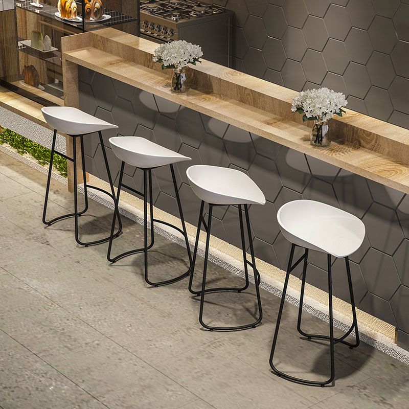 Modern Armless Backrest Counter Stool Iron Dessert Shop Bar Stool with Plastic Seat