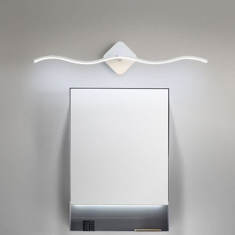 Vanité métallique moderne Lumière miroir à LED de forme linéaire pour salle de bain
