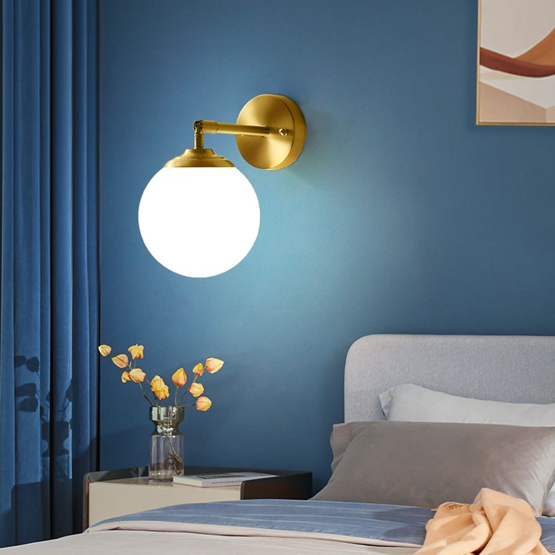 Gouden bol wandlantaarn in moderne eenvoud koper 1-licht wand sconce met matglasschaduw