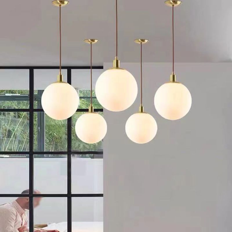 Luxury Luxury Single Pendant Light Copper Globe suspendu lampe avec une teinte en verre blanc
