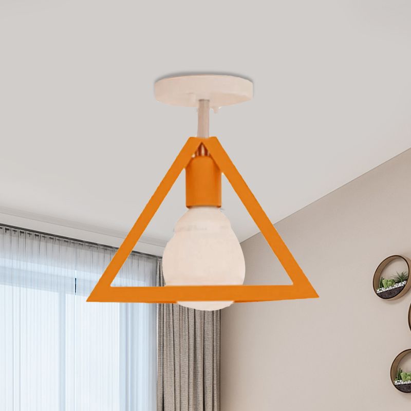 Lámpara de techo semi empotrada de jaula de alambre industrial retro con pantalla triangular Lámpara de techo de metal de 1 cabezal en negro/gris/blanco
