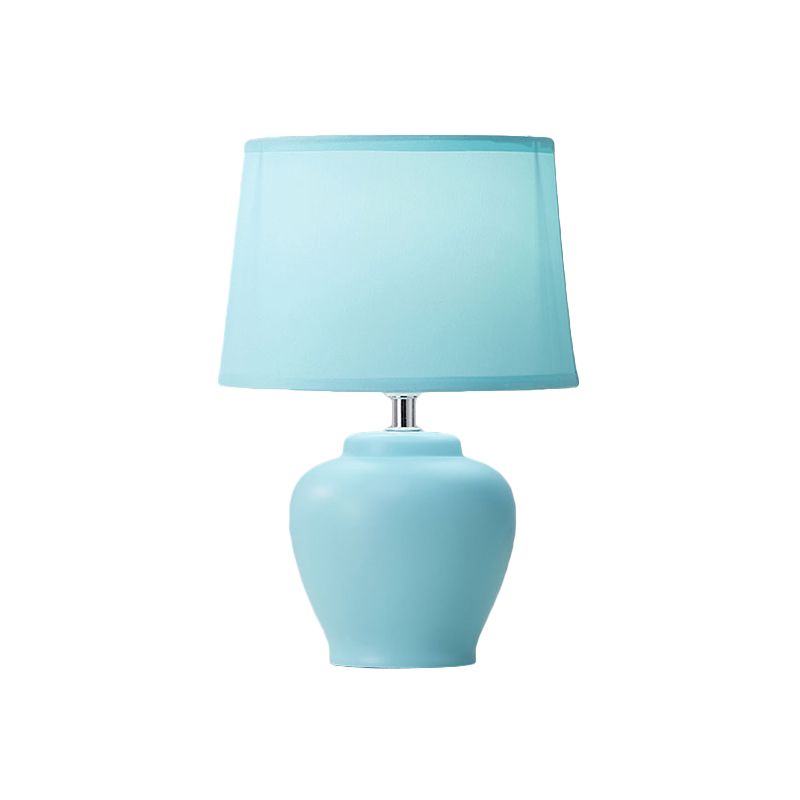 Lampada da comodino affusolato in tessuto Nordic 1 luce da tavolo con base ceramica vaso in rosa/blu/verde