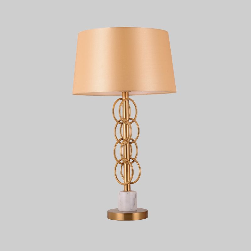 Lampada da tavolo a botte gialla Lampada da comodino moderna in tessuto a 1 lampadina con base circolare in metallo