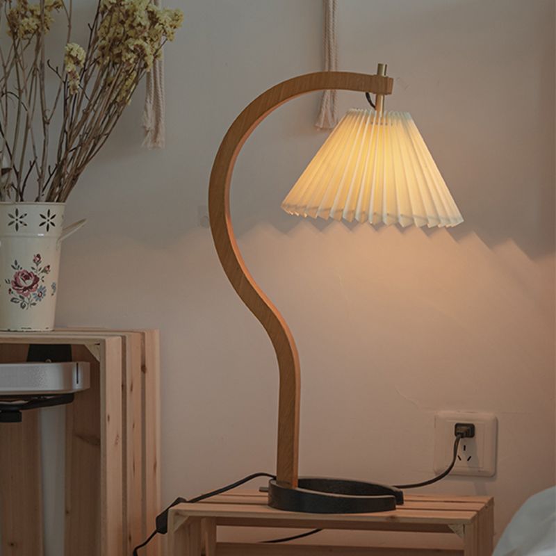Lampada da scrivania conica a costine in stile retrò Illuminazione da comodino in tessuto a luce singola con braccio curvo in legno