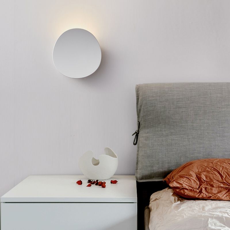 1-Light Wall Mounted Light Modern Style Bend Aluminum Wall Sconce Lamp in Black and White