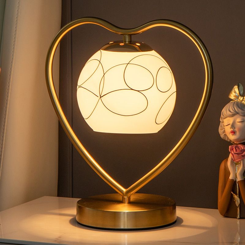 Simple amorevole tavolo a forma di cuore Light Metal 1-Bulb Lampada da lettura da comodino con cupola in vetro