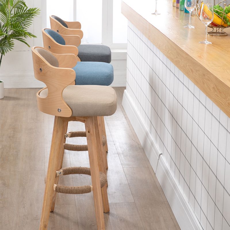 Nordischer Holz Low Rücken Barstool Schwenkerner hoher Hocker mit Polster