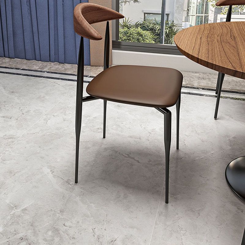 Silla lateral de comedor de cuero de estilo industrial con respaldo abierto