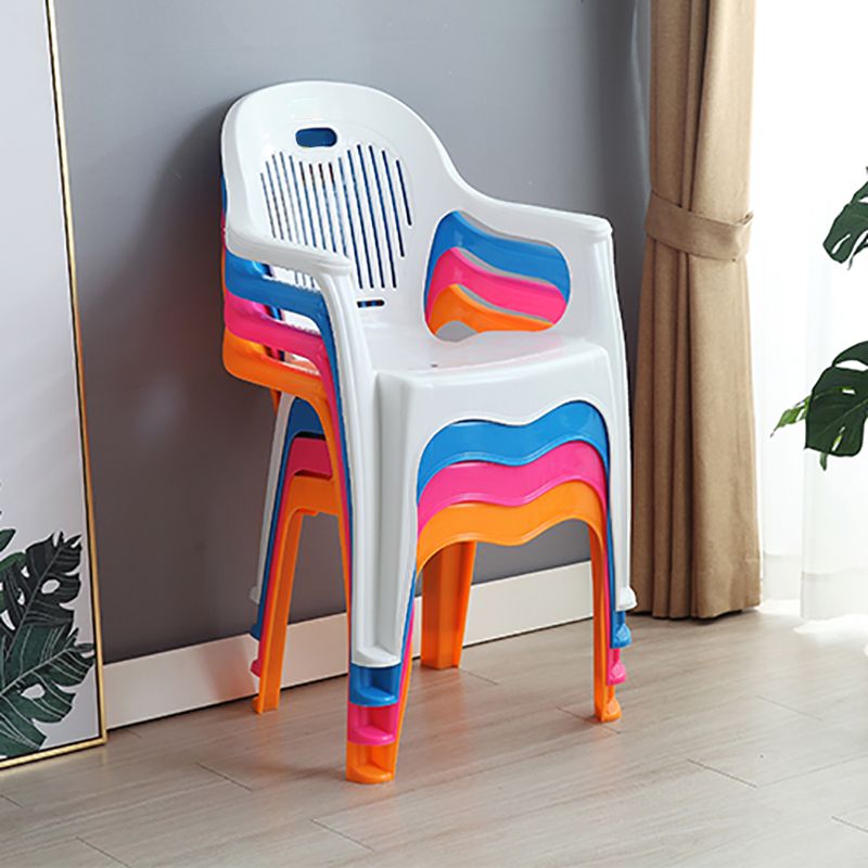 El plástico interior moderno que cena el brazo preside Windsor apilable que cena los sillones