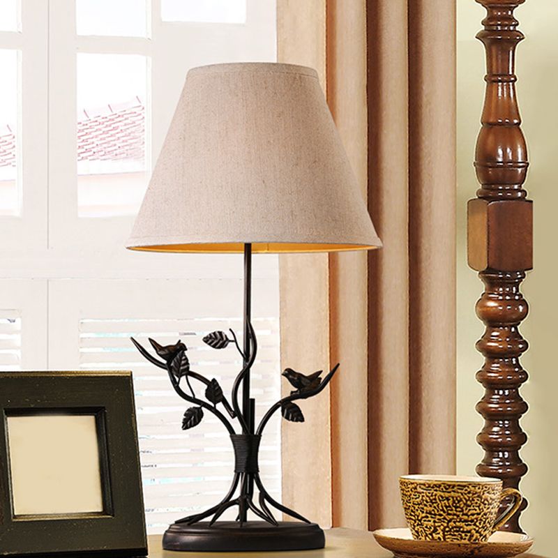 Luz de mesa de tela cónica vintage 1 cabezal sala de estar de la sala de estar iluminación en blanco con diseño de ramas