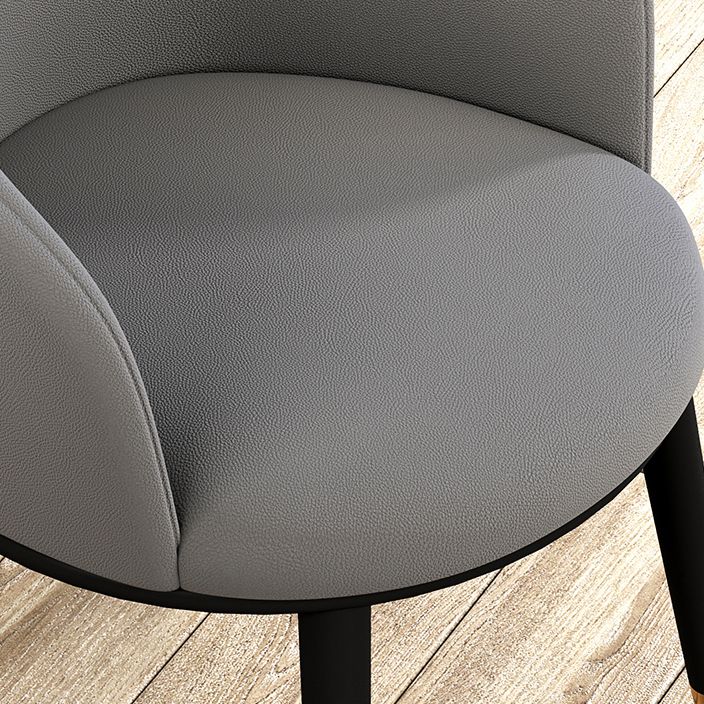 Silla de comedor tapizada moderna con respaldo sólido y acabado mate