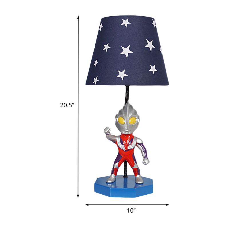 Lampada da tavolo blu a botte/trapezio per bambini, illuminazione da comodino in tessuto a 1 testa con decorazione Ultraman
