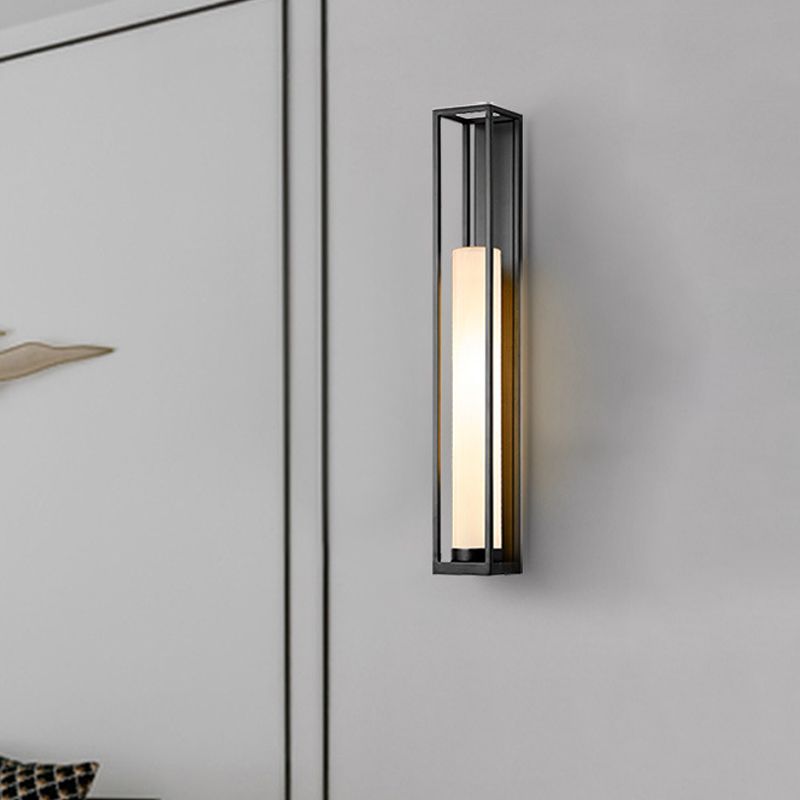 Luz de montaje de pared tubular de vidrio blanco.