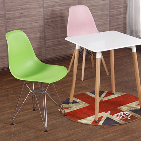 Sedia laterale in plastica in stile glam Finitura opaca sedia da pranzo con retro solido per uso domestico