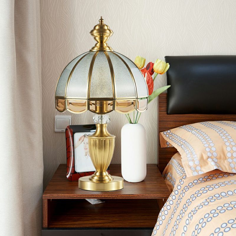 Lampe de nuit de nuit en verre opaque festonée