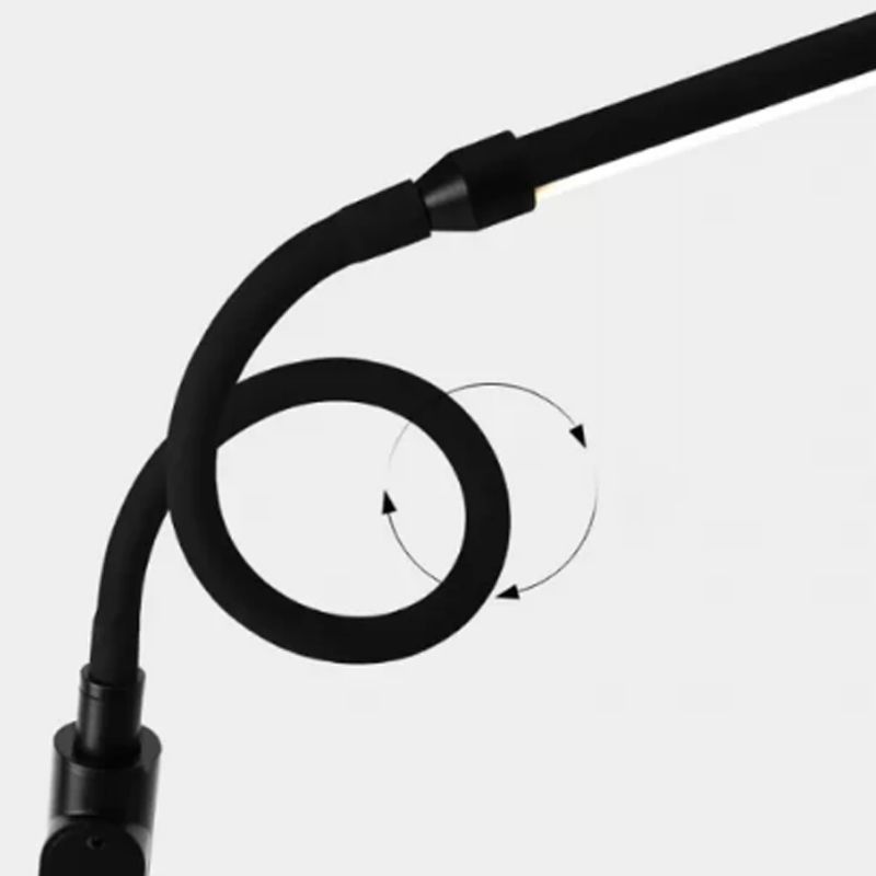 Lampadaire en forme linéaire de style contemporain de style métal.