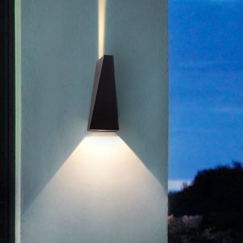 Lámpara de pared triangular de pared en blanco de LED nórdico con sombra de metal para balcón, luz cálida/blanca