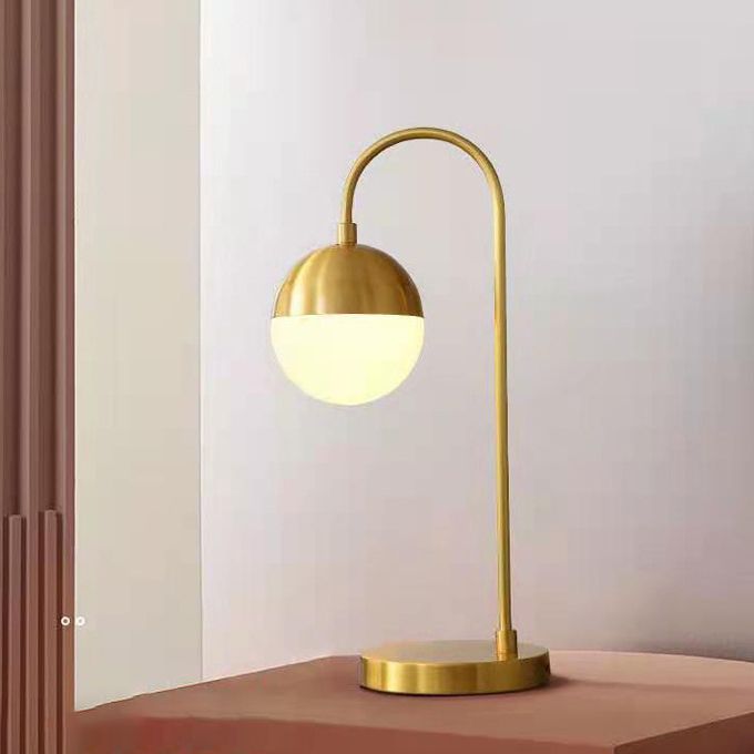 Una lampada da scrivania in metallo in stile decorazione postmoderna leggera per il soggiorno della camera da letto