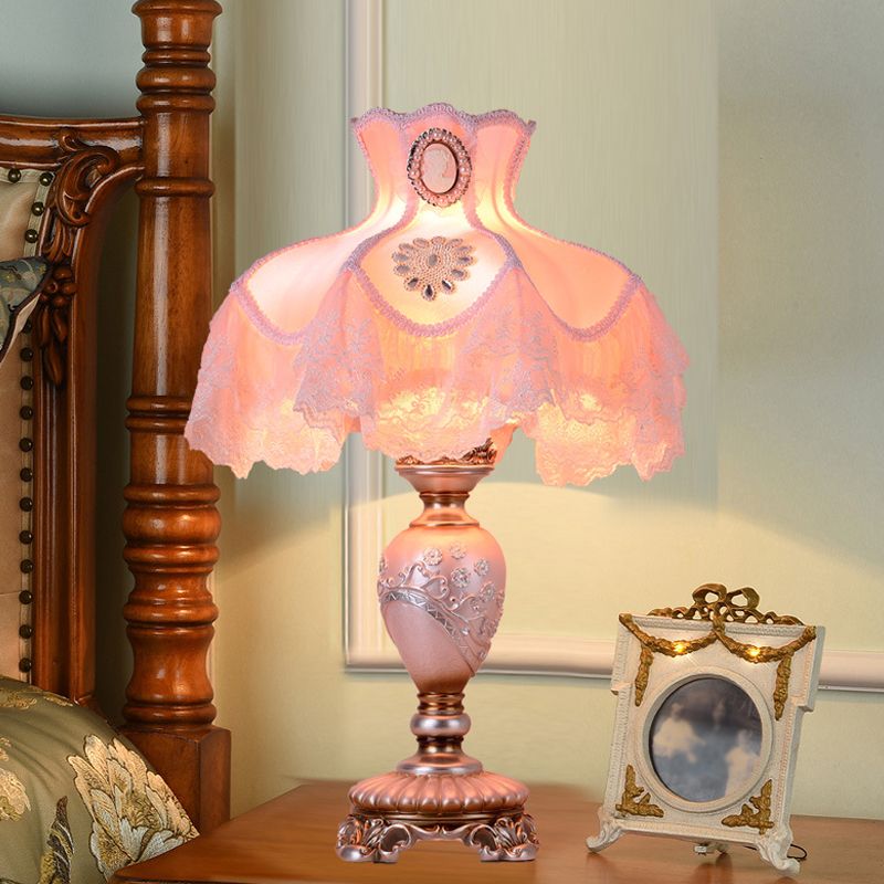 Lampada da comodino da soggiorno in resina coreana con vaso di fiori a 1 lampadina in rosa con finiture in pizzo