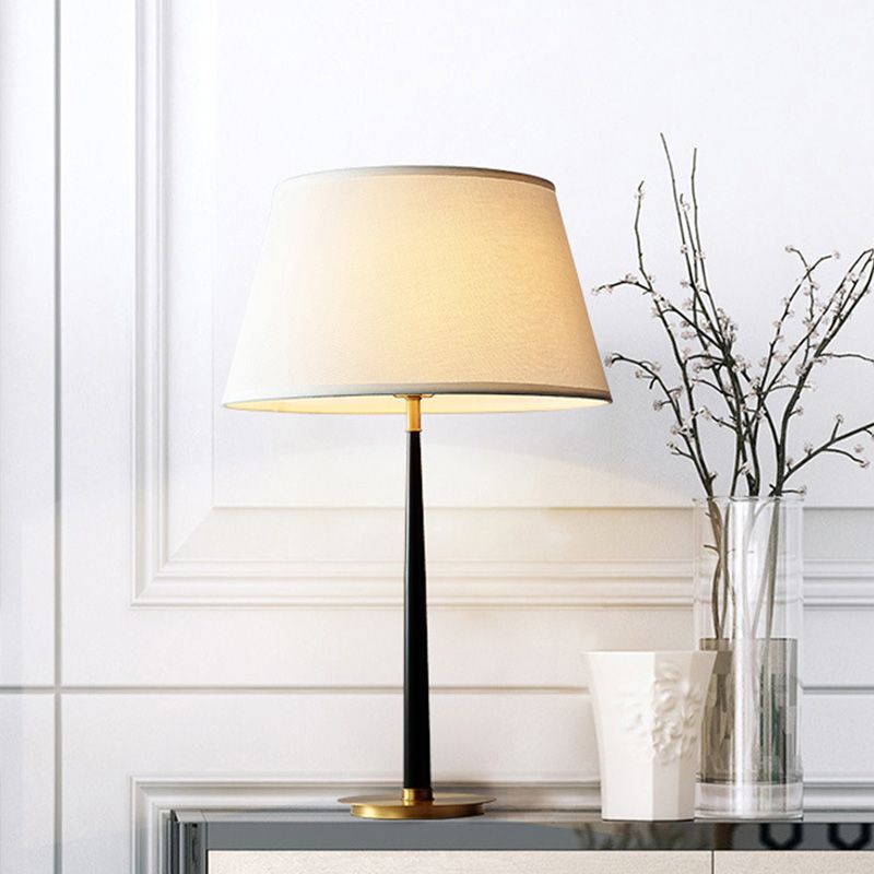 Iluminación de mesa de forma cónica de tela minimalista sala de estar lámpara de noche en negro