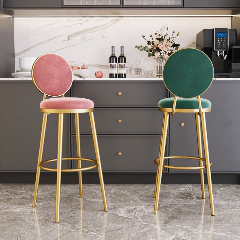 Taburetes de bar Glam Taburete de bar de terciopelo dorado de hierro con respaldo bajo con base de metal