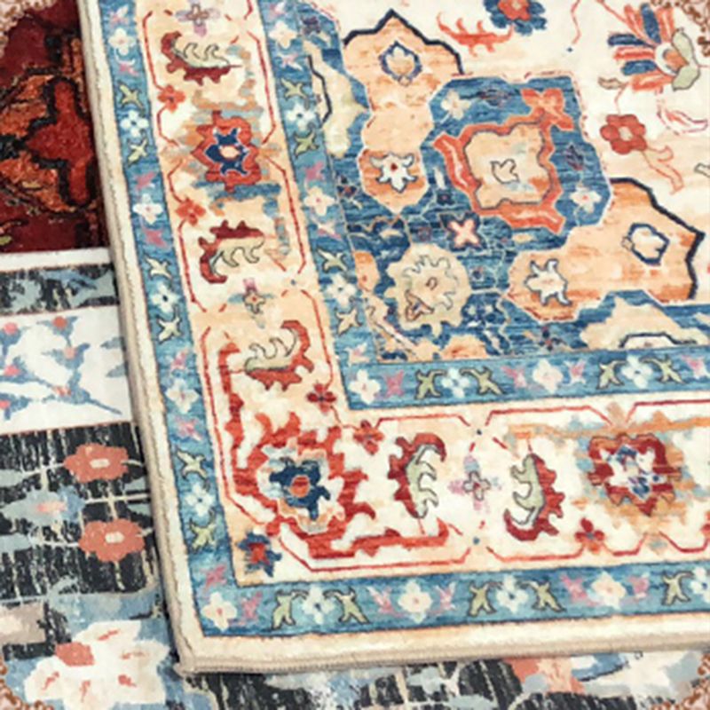 Alfombra de patrón simétrico retro alfombra de poliéster de tono rojo alfombra sin deslizamiento para sala de estar