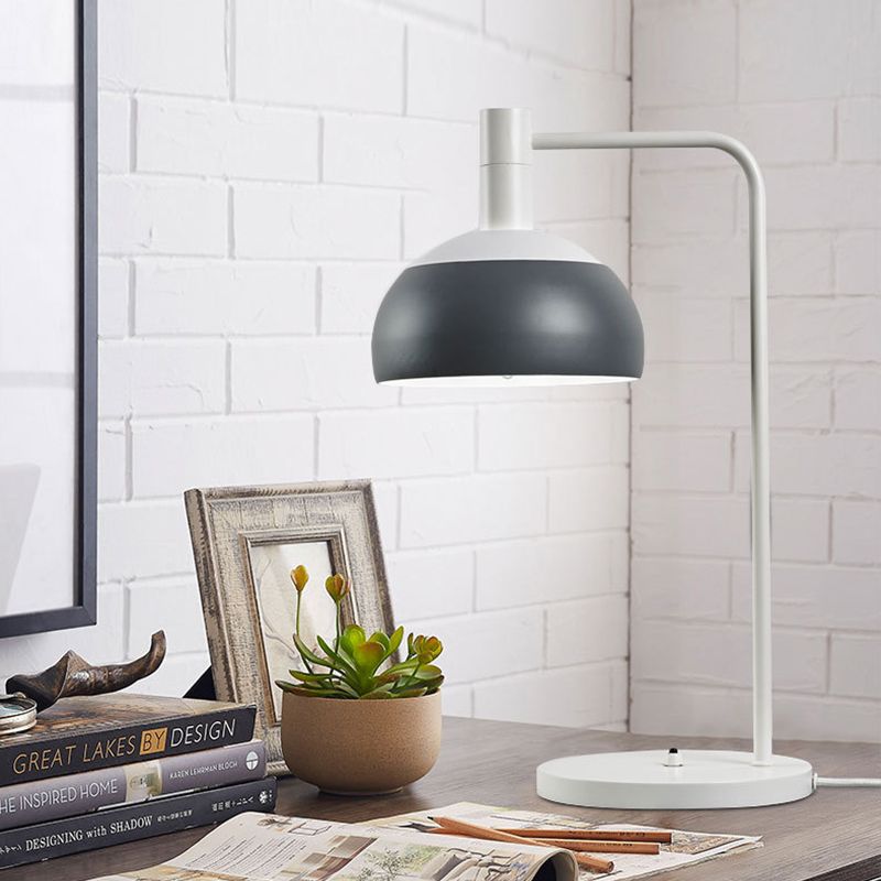 Livre de lecture métallique Domed Light Minimaliste 1 tête Blanc White / Black Table Table avec un bras à angle droit