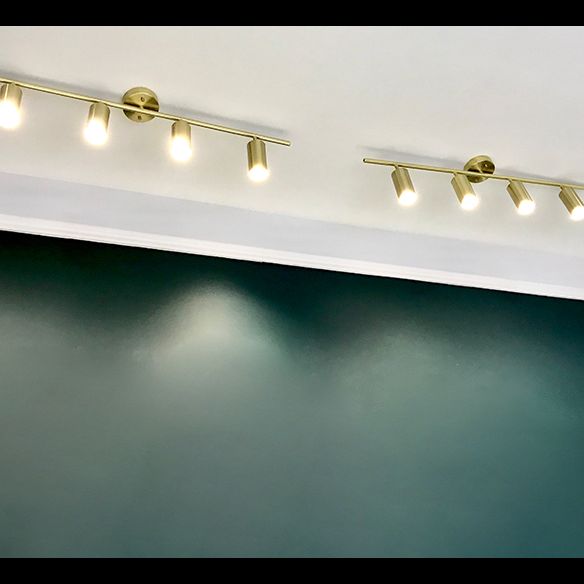 Luz de pista nórdica montada en superficie en sala de estar dorada, tienda de ropa para el hogar, iluminación comercial semimontada