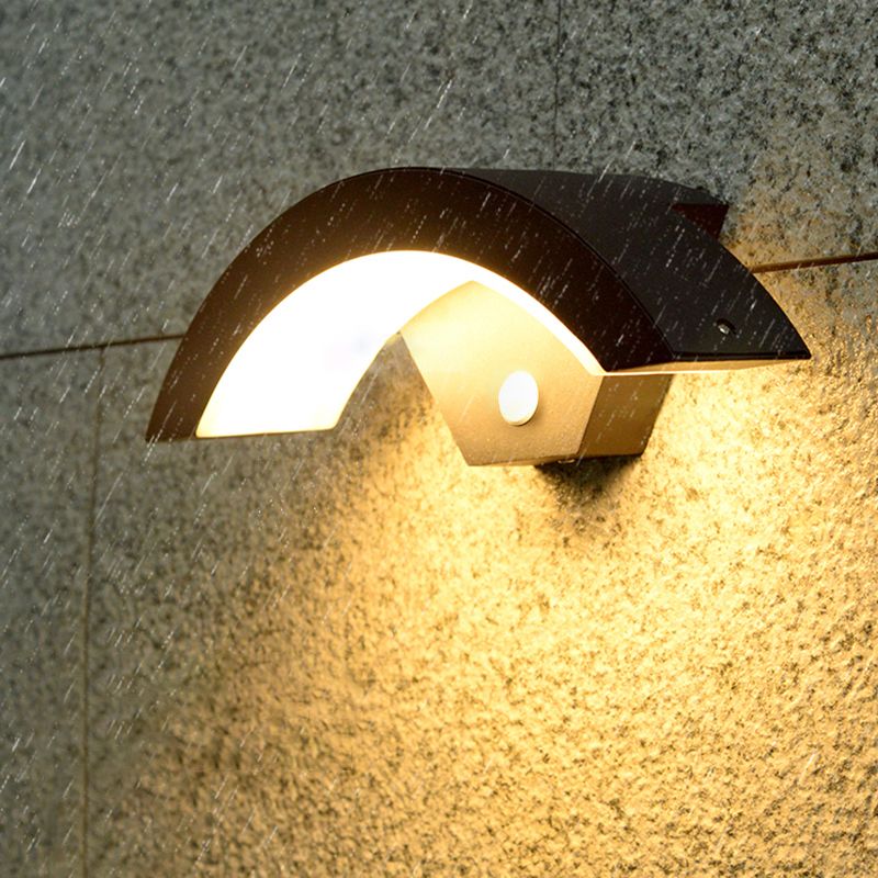 Geometric Shade Metal Wall Sconce Modern Style Single Light Wall Mounted Light in Black