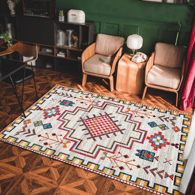 Beige Victorian Rug Polyester Graphic Indoor Rug Non-Slip Backing Rug for Living Room
