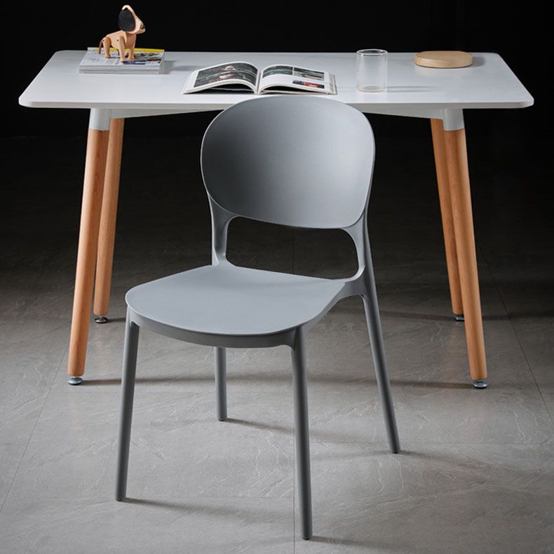 Silla de comedor plástica escandinava con parte posterior abierta y acabado mate de la silla lateral de la sala de conferencias