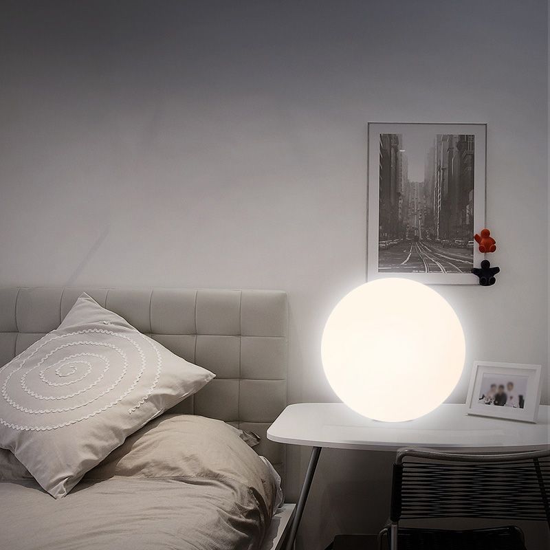 1-Kopf-Wohnzimmertischlampe nordisches Nachttischlicht mit kugelförmiger weißer Glasschatten
